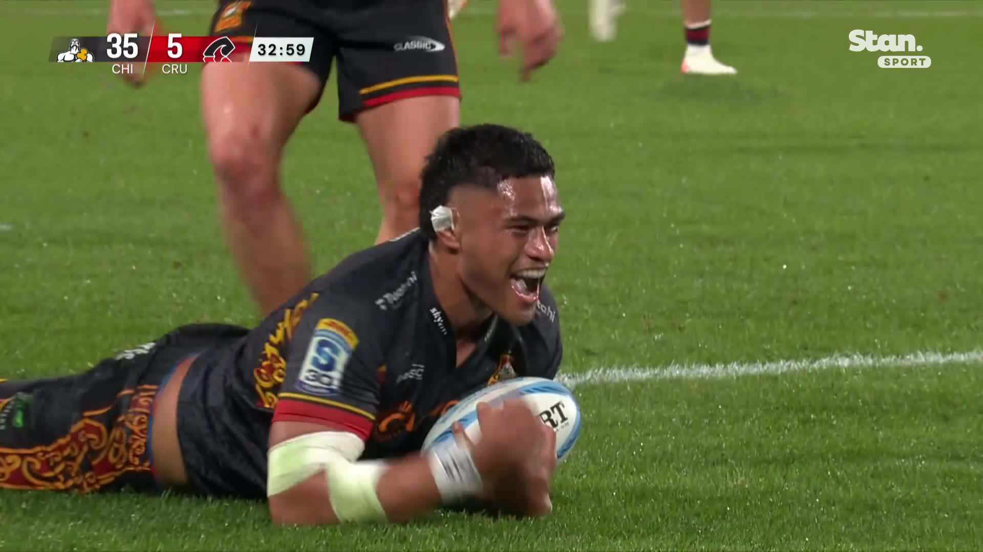 Chiefs deliver first half thumping to stun Crusaders, advance to
