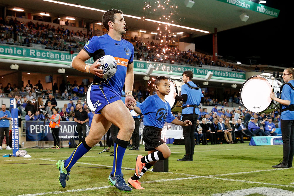 Ian Prior runs onto nib Stadium. Photo: Getty Images